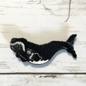 手刺繍日本画ブローチ＊高木春山「本草図説」の鯨の画像