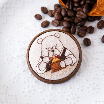 カフェのマスターの刺しゅうブローチ（コーヒーミル）＊ 刺繍の画像