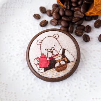カフェのマスターの刺しゅうブローチ（ドリップ）＊ 刺繍の画像