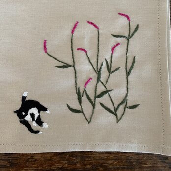 ハンカチ アカマンマと猫の手刺しゅう