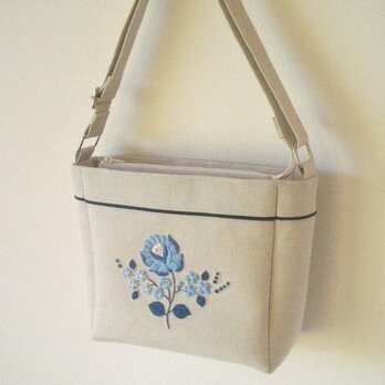 青い花刺繍のショルダーバッグの画像
