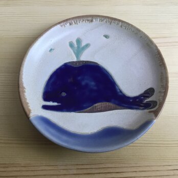 青いクジラの中皿の画像