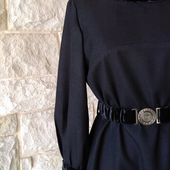 (Ｍ) ザ・リトルブラックドレス こまやかなラメ入り ロールカラー クラシカルワンピース　八分袖　ベルベットの画像