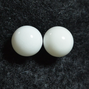 ホワイトオニキスのスタッドピアス（8mm・チタンポスト）の画像