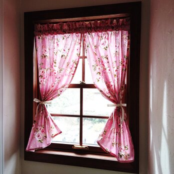 ピンクのバラとドット両開きカーテン(リボン付き)の画像