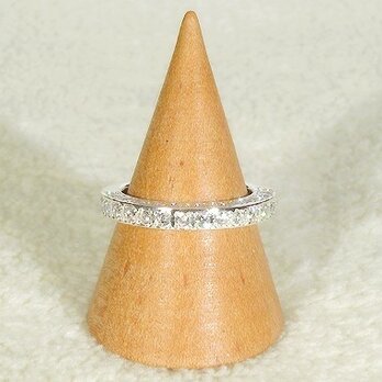 合成ダイヤモンドを45個使ったハーフ・エタニティー・タイプの指輪（リング：11号、ロジウムの厚メッキ、重ね付けも可）の画像