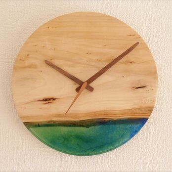 小さな世界が見えるかも？　直径26cm-08　木とレジンの掛け時計　River clockの画像