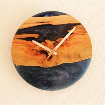 小さな世界が見えるかも？　直径26cm-08　木とレジンの掛け時計　River clockの画像