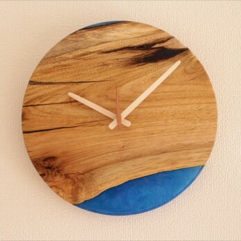 小さな世界が見えるかも？　直径30cm-05　木とレジンの掛け時計　River clockの画像