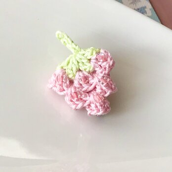 ビーズ編みのミニいちごブローチ２（ピンク）の画像