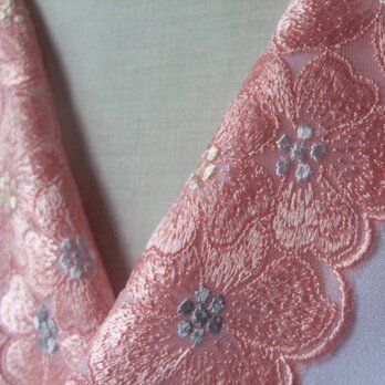 38　エレガントなサーモンピンクのチュールレース半襟・絹交織半襟の画像