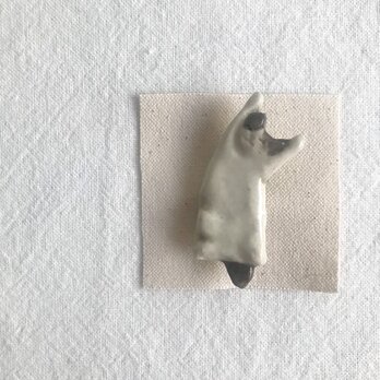 のびのび猫のブローチ（はちわれ猫眠り中）の画像