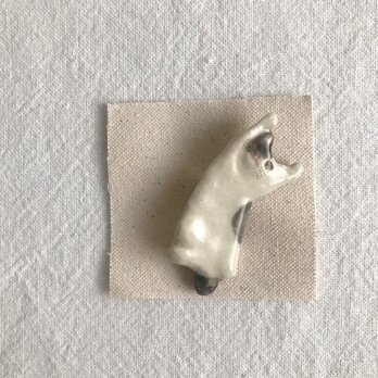 のびのび猫のブローチ（ブチ猫ウインク）の画像