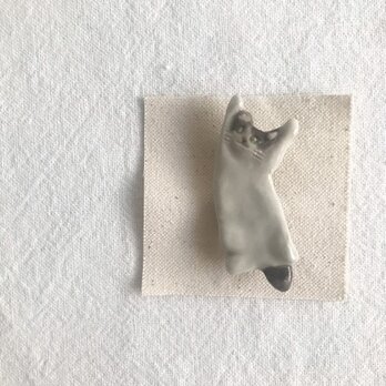 のびのび猫のブローチ（はちわれ猫）の画像