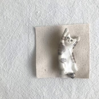 のびのび猫のブローチ（白キジ猫）の画像