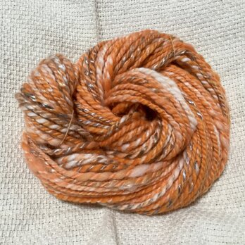 【手紡ぎ糸(スピンドル)の販売です✨】  メリノウール&手染めのテンセル　67g オレンジ系の画像