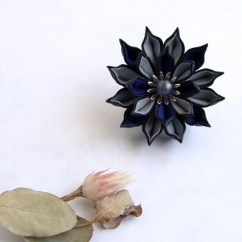 つまみ細工　お花のピンブローチ　青×黒　受注制作の画像