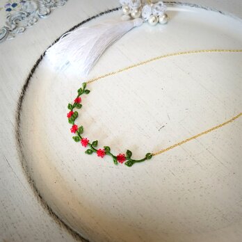 手編み　春待小花のネックレスの画像
