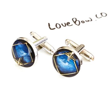 窓の外、宇宙のカフス