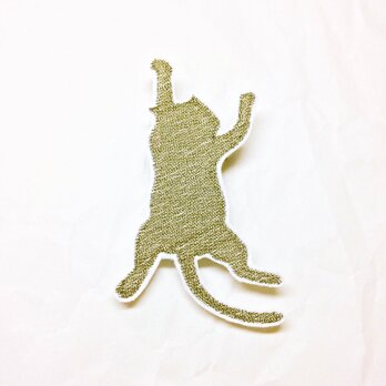 刺繍ブローチ　「しがみ付く猫（金糸）」の画像