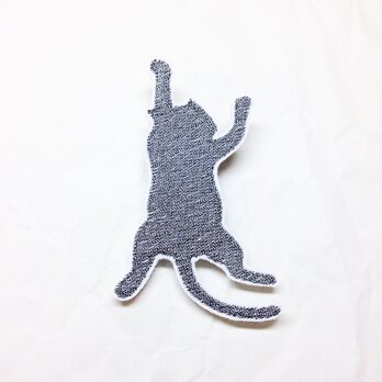 刺繍ブローチ　「しがみ付く猫（銀糸）」の画像