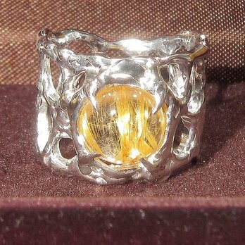 2.50ctルチルクォーツの指輪（リングサイズ：９～８号の方に推奨、ロジウムの厚メッキ、針入り水晶、金線入り水晶）の画像