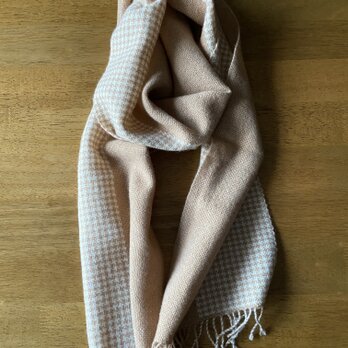 handwoven scarf (camel + off-white)キャメル色のふわふわ千鳥格子の手織りマフラーの画像