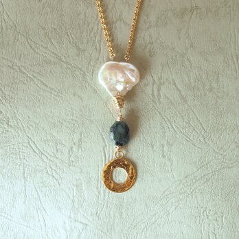 真珠とエメラルドのネックレスの画像