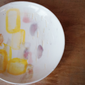 降り始めた雪のケーキ皿の画像