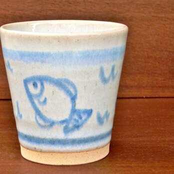 優しい天然灰の釉（青白）cup　魚モチーフの画像