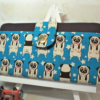 真面目なパグ犬集団の長財布（ブルー）の画像