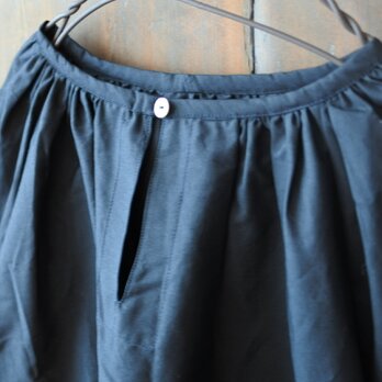 送料込1つボタンギャザーブラウス 墨黒