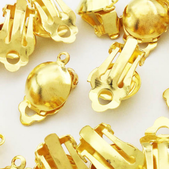 送料無料　イヤリング　パーツ　クリップ式　ゴールド　20個　丸玉　カン付き　クリップ　パーツ　金具　（AP0529）の画像