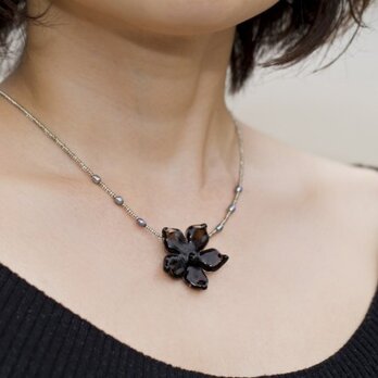 Black Flower pendantの画像