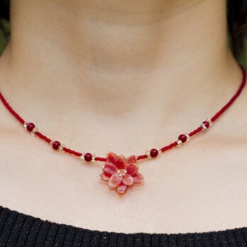 small orange flower necklaceの画像