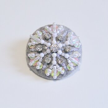 送料無料＊雪の結晶＊ビーズ刺繍のブローチ（19ig-1）の画像