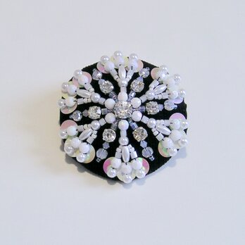 送料無料＊雪の結晶＊ビーズ刺繍のブローチ（19ib-2）の画像