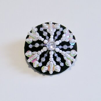 送料無料＊雪の結晶＊ビーズ刺繍のブローチ（19ib-1)の画像