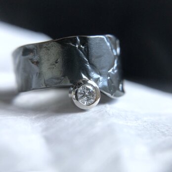Oxidized silver platinum diamond ringの画像