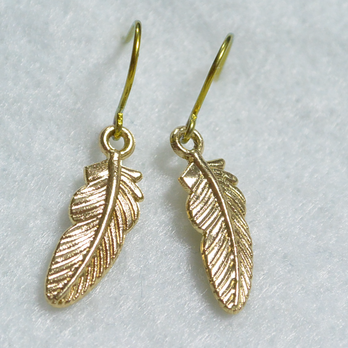 ゴールドチタンピアス・小さな羽根