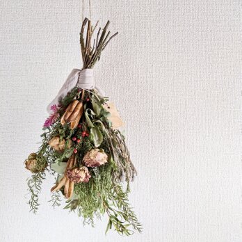 自家栽培ハーブのユーカリとバラとブルニアのレトロ感ある冬スワッグの画像