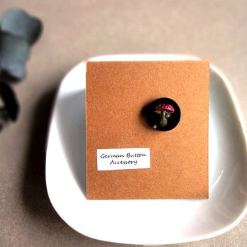 【片耳販売】海外のボタンの耳飾り■ ドイツ製レトロボタン ■ きのこの画像
