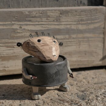 猫餌の空き缶と木で制作した三角顔のロボット（Abandoned robots)の画像