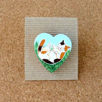 ごろりん猫の手描きブローチ・猫三毛A