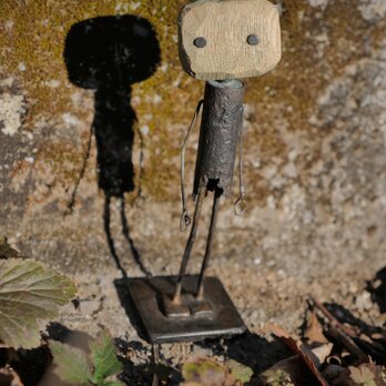 錆びて先が朽ちたスチールパイプで制作した角丸顔のロボット（Abandoned robots)の画像