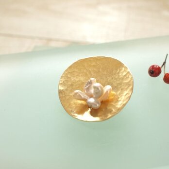 真鍮とパールのお花　真珠・真鍮４㎝　の画像
