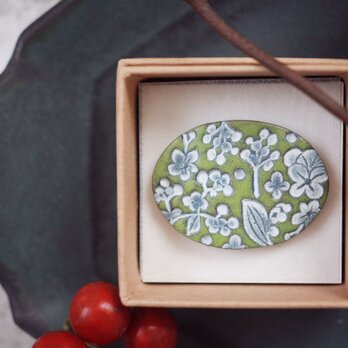 : : : 陶土の草花ブローチ : : : 199（ヘアゴム変更可）