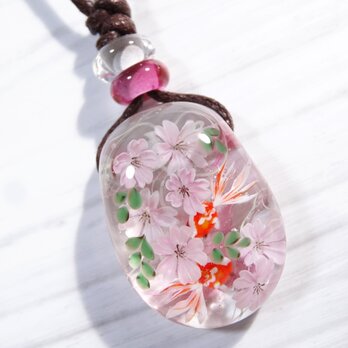 桜と金魚重ねのとんぼ玉ガラスペンダントの画像