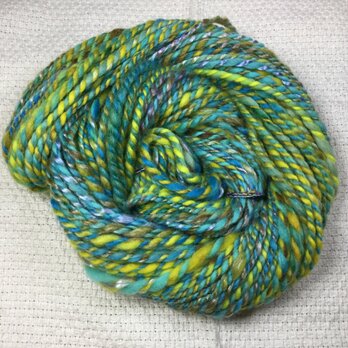 【スピンドルで手紡ぎした糸です☆】  メリノ&手染めのテンセル　43g グリーン&イエローの画像
