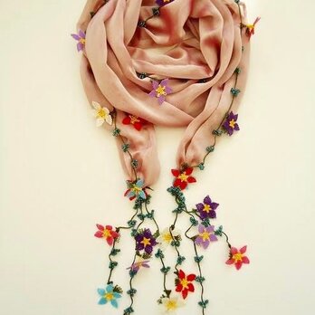 刺繍のお花とトルコ石付き　シフォンスカーフのロングラリエット　ピンクの画像